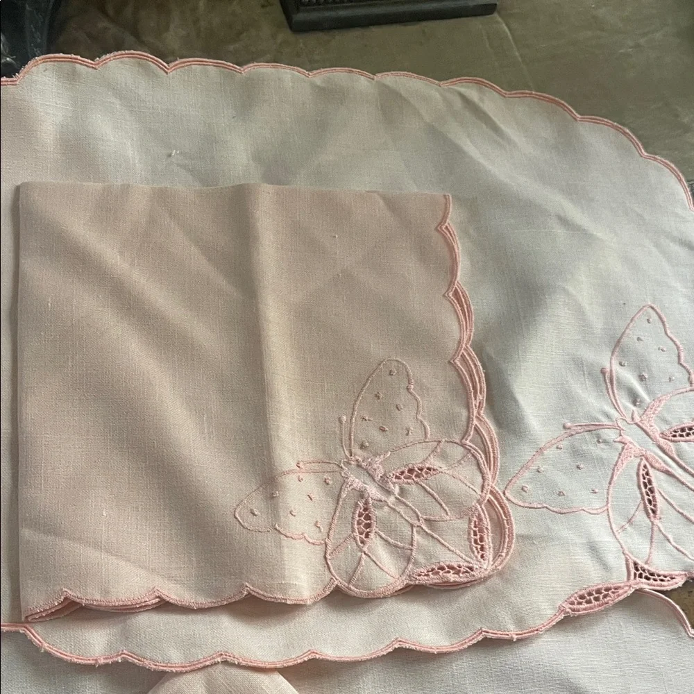 Classic Scalloped Embroidered Placemat and Napkin Set - Pink